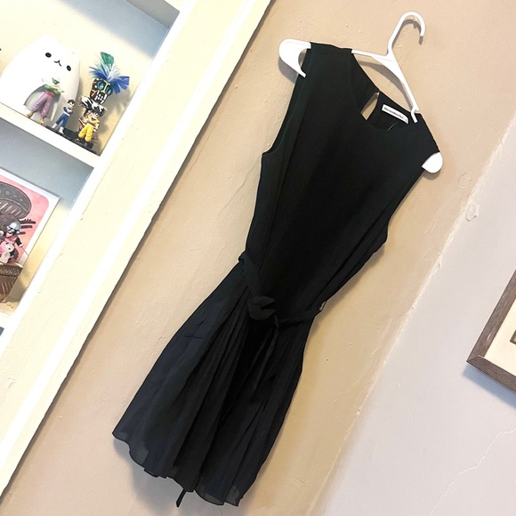 🏷️ Abercrombie & Fitch black pleated sleeveless mini dress with waist tie belt - Picture 9 of 17